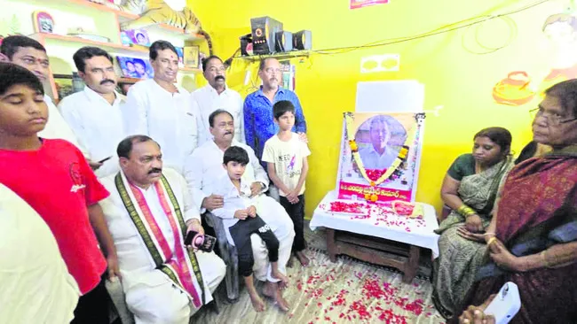 ప్రమోద్‌ కుటుంబానికి అండగా ఉంటాం 