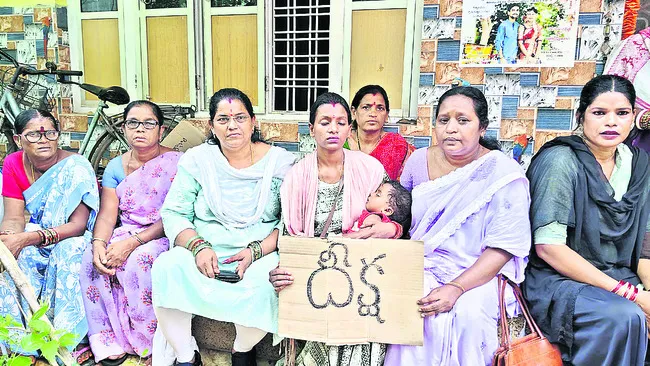 అత్తింటి ఎదుట కోడలి న్యాయదీక్ష