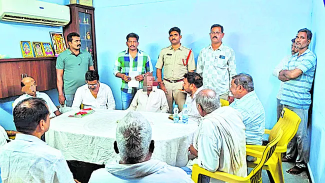 మంత్రి అనుచరుడి ఇంట్లో పేకాట శిబిరం