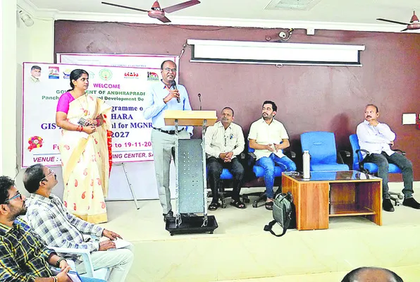 ఉపాధి హామీ పనుల్లో సాంకేతికత పెరగాలి