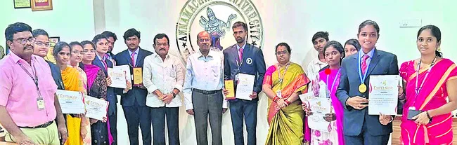 జాతీయ స్థాయి పోటీలో ఏయూ విద్యార్థుల ప్రతిభ