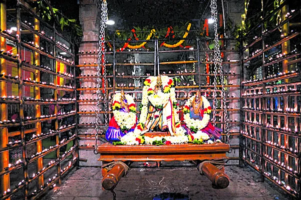 కనుల పండువగా   ఆదిదంపతులకు దీపోత్సవం