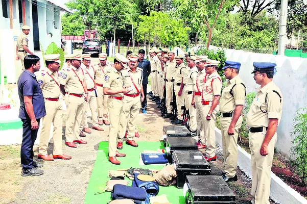 బాధితులతో మర్యాదగా వ్యవహరించాలి