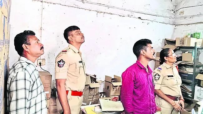 వైన్ షాపులో చోరీ