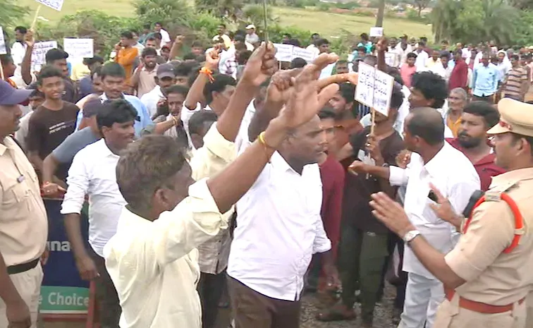 రాజయ్యపేటలో కలెక్టర్‌ పర్యటన.. గ్రామస్తుల నినాదాలు