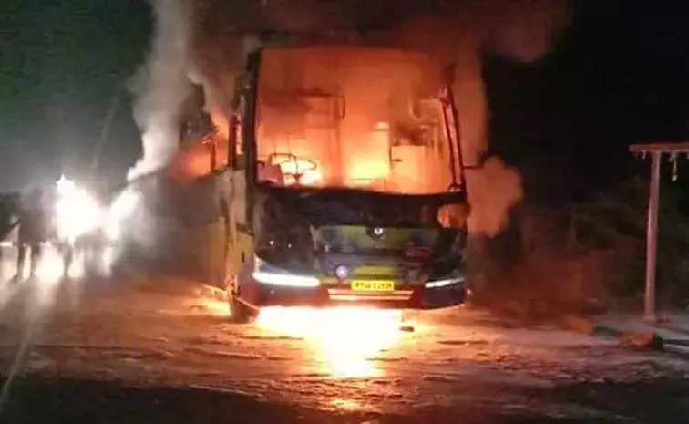 ట్రావేల్స్ బస్సులో మంటలు.. పలువురు మృతి