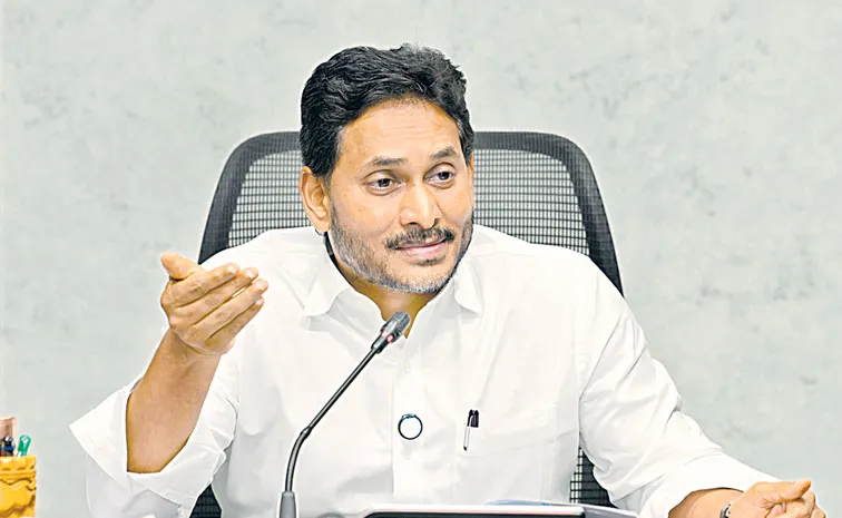 ఉద్యోగులను నడి రోడ్డుపై నిలబెట్టి వికృతానందం 