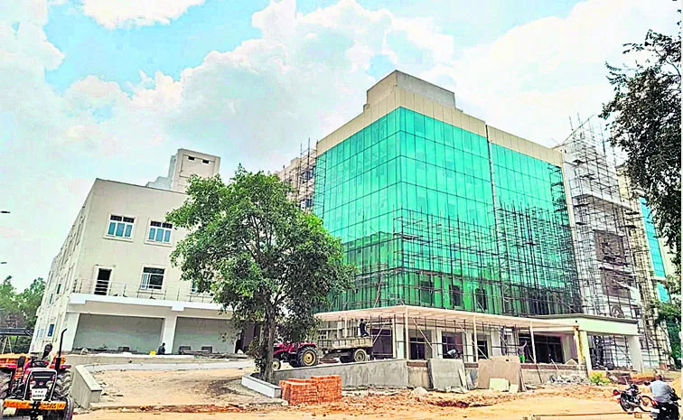 ప్రైవేటుపై మోజు..క్యాన్సర్ ఆస్పత్రికి బూజు