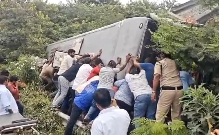 ఓఆర్ఆర్ వద్ద బస్సు ప్రమాదం.. పలువురికి గాయాలు