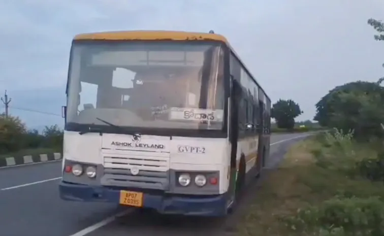 నందిగామ వద్ద ఆర్టీసీ బస్సులో పొగలు