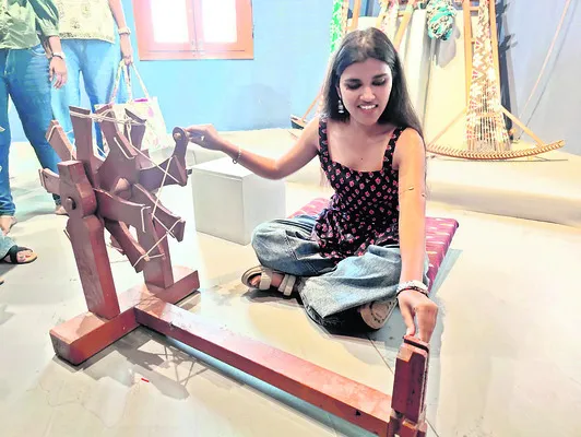 పోచంపల్లిలో ఫ్యాషన్ డిజైనింగ్ విద్యార్థులు