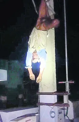 విద్యుత్ తీగలు పట్టుకుని వ్యక్తి మృతి