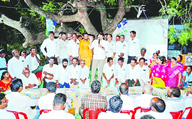 బినామీలకు కట్టబెట్టేందుకే ప్రైవేటీకరణ