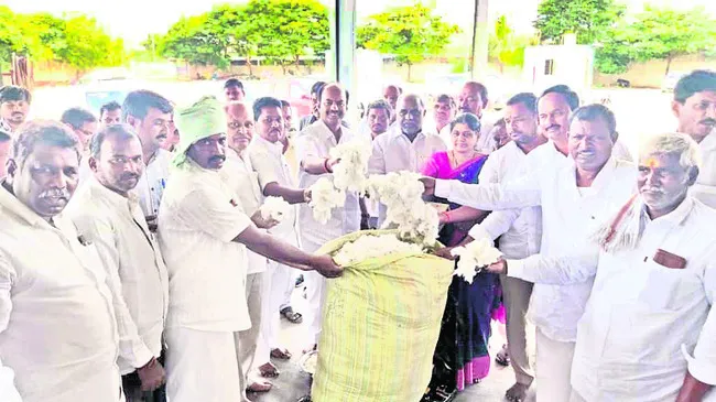 పత్తి కొనుగోళ్లను సరళీకృతం చేయాలి