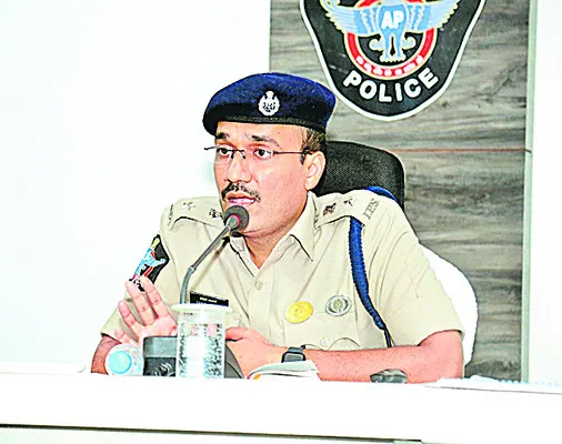 గ్రామాలు, వార్డులకు దత్తత అధికారులను నియమించాలి
