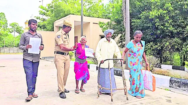 ‘మా ఇంటికి దారి చూపండి’