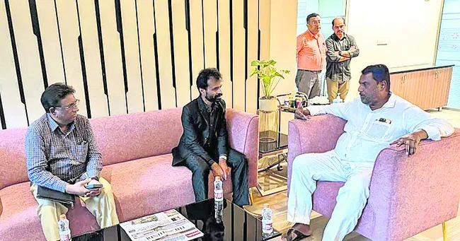 విద్యార్థికి మంత్రి పరామర్శ