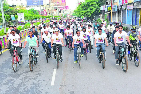 సైకిల్ ర్యాలీ.. రక్తదానం