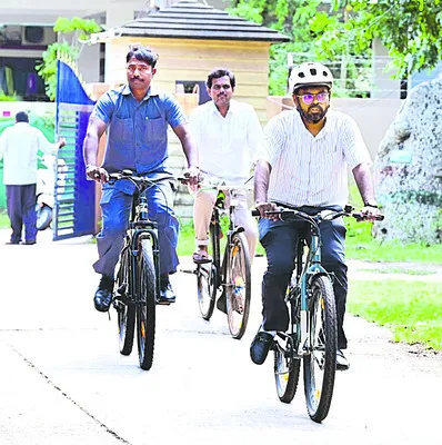 సైకిల్పై విధులకు హాజరైన కృష్ణా కలెక్టర్
