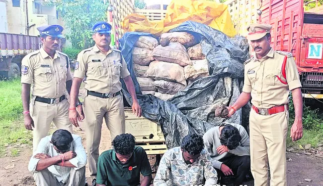 యాదగిరిగుట్టలో  భక్తులకు అన్న ప్రసాదం