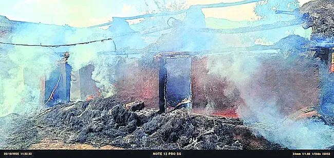 నాలుగు పూరిళ్లు దగ్ధం