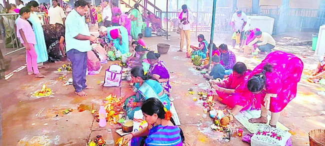 భక్తిశ్రద్ధలతో కార్తిక దీపారాధన పూజలు 
