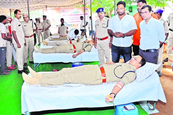 రక్షక భటులు.. రక్తదాతలైన వేళ!