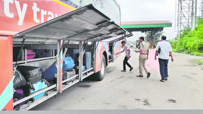ట్రావెల్స్‌ బస్సుల్లో తనిఖీలు 