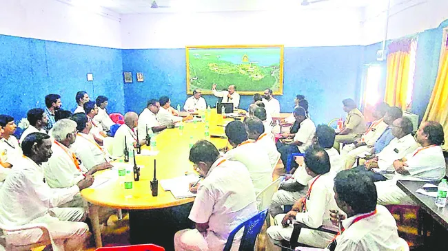 భక్తులకు అన్ని వసతులూ కల్పించాలి