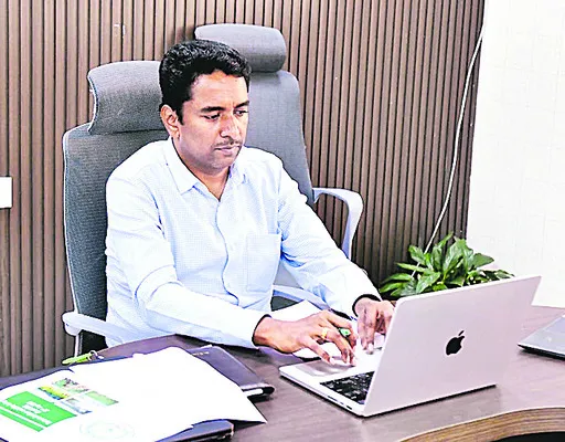 కలెక్టరేట్లో మోంథా తుపాను కంట్రోల్ రూమ్