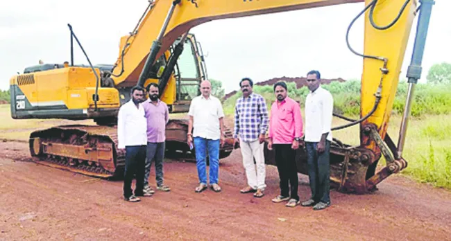 ఎర్రరాయి తవ్వకాలపై దాడులు