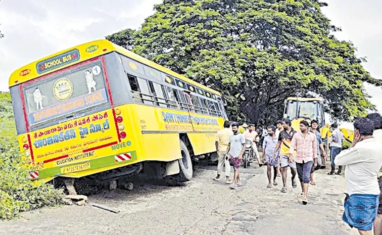 రోడ్డు మార్జిన్ దిగిన ప్రైవేట్ స్కూల్ బస్సు