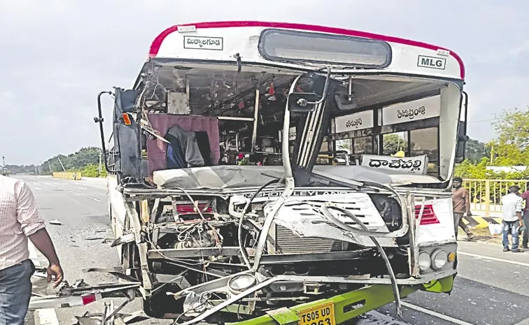 లారీని ఢీకొట్టిన తెలంగాణ ఆర్టీసీ బస్సు