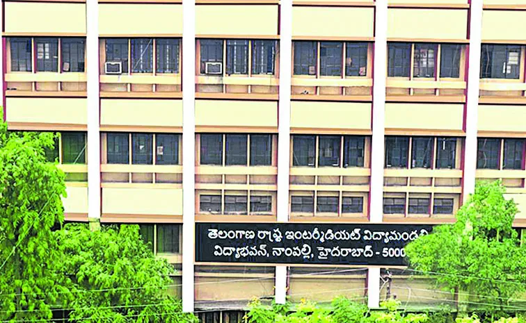 పరాయి కాలేజీల్లో ‘ప్రయోగాలా’?