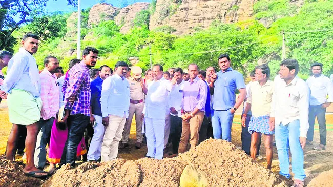 అభివృద్ధి పనులు సకాలంలో పూర్తిచేయాలి