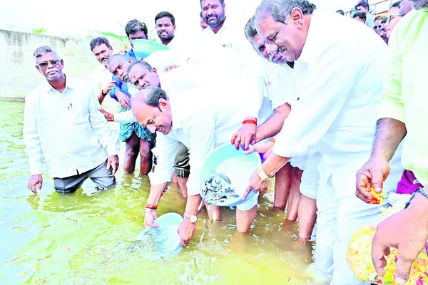 మత్స్యకారుల సంక్షేమానికి ప్రాధాన్యం