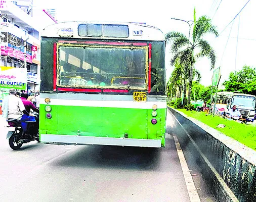 పొగ బట్టిన బస్సు !