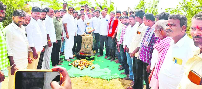 కొమురవెల్లిలో భక్తుల సందడి