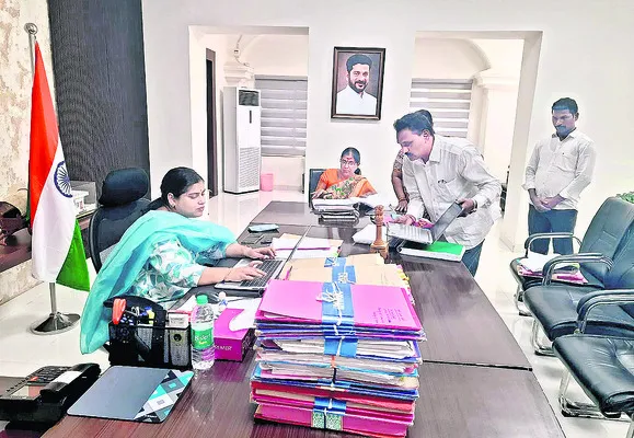 దరఖాస్తుల పరిశీలన వేగవంతం చేయాలి