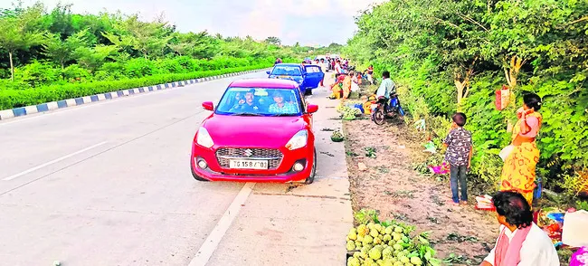 హైవేపై వ్యాపారం..జరభద్రం
