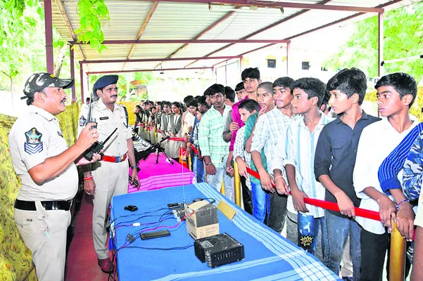 పోలీసుల విధులపై అవగాహన కార్యక్రమం