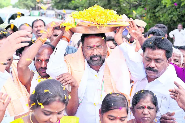 పట్టువస్త్రాల తరలింపు.. 