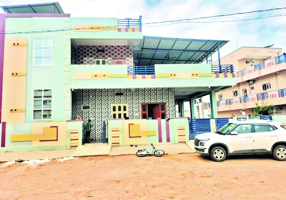 ప్రభుత్వ వేతనం.. ప్రైవేట్‌ పాఠం 