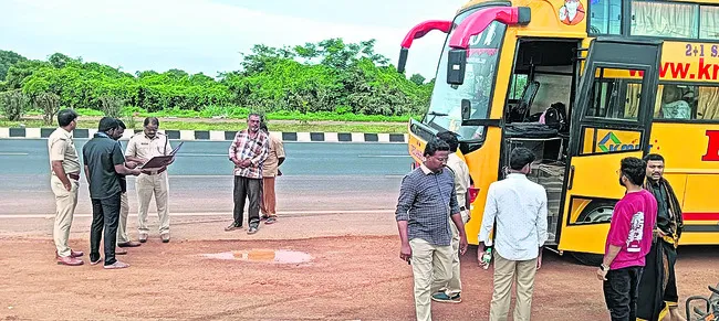 ప్రైవేట్‌ ట్రావెల్స్‌ బస్సుల్లో విస్తృత తనిఖీలు 