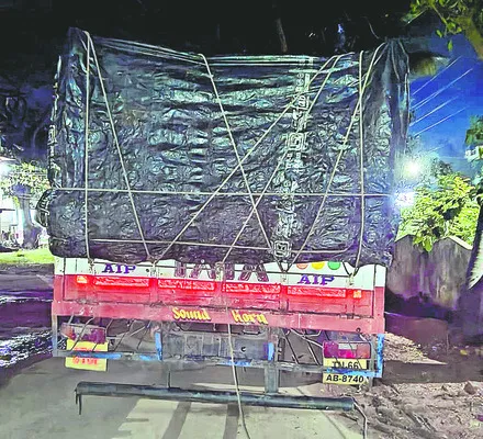 పశువులను అక్రమంగా తరలిస్తున్న  వ్యాన్ సీజ్