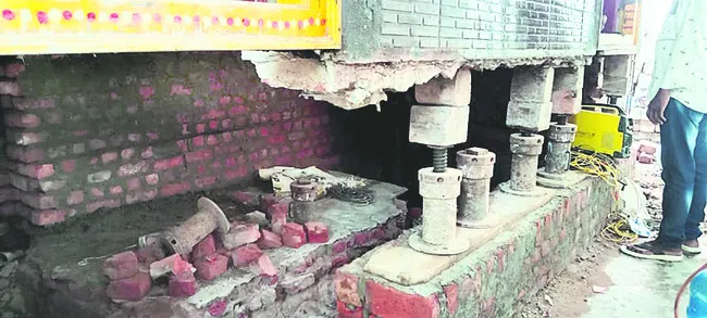 జాకీలతో ఇంటి ఎత్తు పెంపు