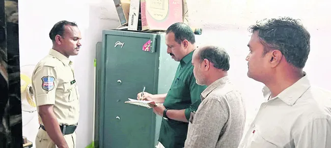 బంగారం దుకాణంలో చోరీకి యత్నం 