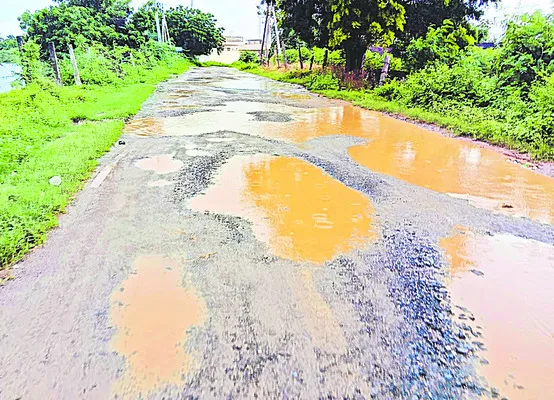 అడుగడుగునా గోతులే..!