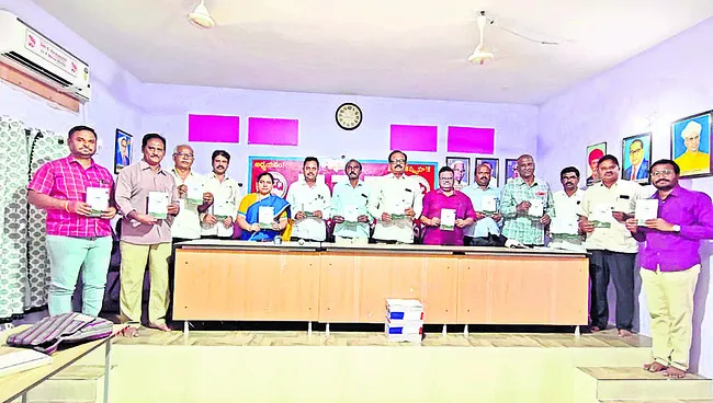 ‘ప్రైవేటీకరణ వద్దు’ పుస్తకావిష్కరణ