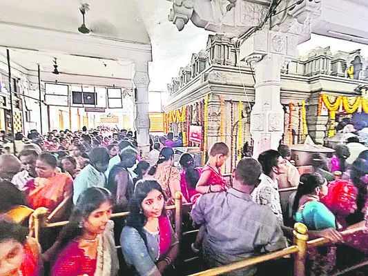 రత్నగిరిపై భక్తజన ప్రవాహం